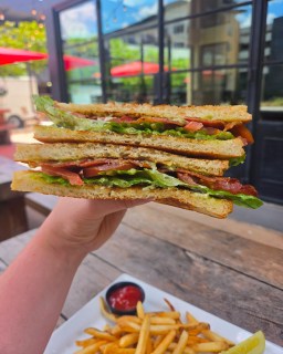 Okay, this one deserves a little attention. 👀
🥓 Meet our Pesto BLT.
Buttered + toasted sourdough stacked with crispy bacon, fresh tomato, romaine, and pesto mayo. Simple & delicious with fries + a pickle spear.
Feeding the office? The Pesto BLT is also available as an individual boxed lunch on ezCater, served with Zapp’s potato chips.
Order The Ginger Man on ezCater - https://www.ezcater.com/catering/the-ginger-man-3
Come grab one for yourself… or take credit for feeding the whole office. 😉
#TheGingerMan #LasColinasEats #IrvingTX #LunchInLasColinas #DFWEats