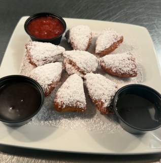Hello, biscuit beignets. 😍
Warm biscuit beignets served with strawberry purée, honey & chocolate sauce for all the dipping and drizzling your heart desires.
Find them on our weekend brunch menu, Saturday & Sunday from 11am–3pm, along with $4 mimosas & $8 Bloody Marys. 🥂
Come hungry.
#LasColinas #IrvingTX #DFWBrunch #WeekendBrunch #DFWEats