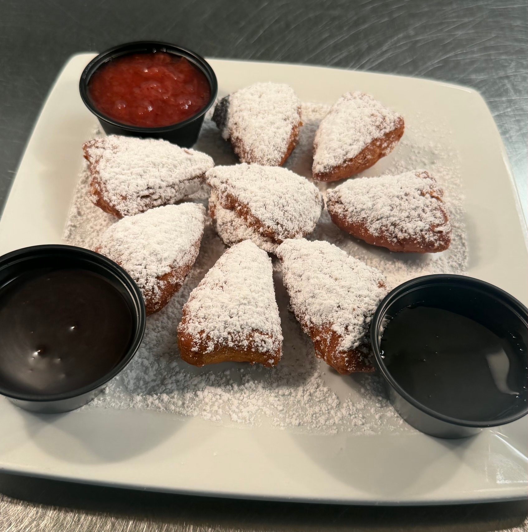 Hello, biscuit beignets. 😍
Warm biscuit beignets served with strawberry purée, honey & chocolate sauce for all the dipping and drizzling your heart desires.
Find them on our weekend brunch menu, Saturday & Sunday from 11am–3pm, along with $4 mimosas & $8 Bloody Marys. 🥂
Come hungry.
#LasColinas #IrvingTX #DFWBrunch #WeekendBrunch #DFWEats