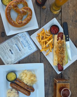 Oktoberfest looks pretty good from up here. 🍻🥨

Pretzels, bratwurst, jalapeño cheddar sausage, sauerkraut, fries, Oktoberfest beers… basically everything you need for a very solid afternoon.

Our Oktoberfest Beer & Bites menu is available now at The Ginger Man.

Prost! 🍺

#Oktoberfest #GermanBeer #Bratwurst #BavarianPretzel #BeerAndBites